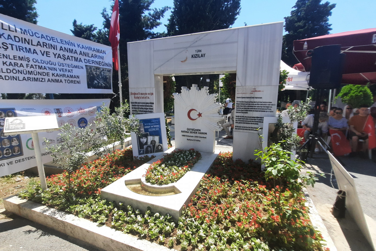 Milli Mücadelenin sembollerinden Kara Fatma, Beyoğlu'ndaki anıt mezarı başında anıldı