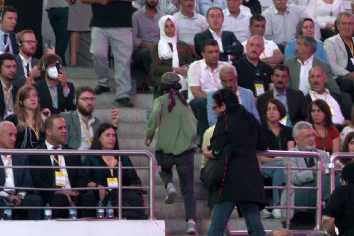 HDP kongresinde terörist başının posterini açmaya çalıştılar