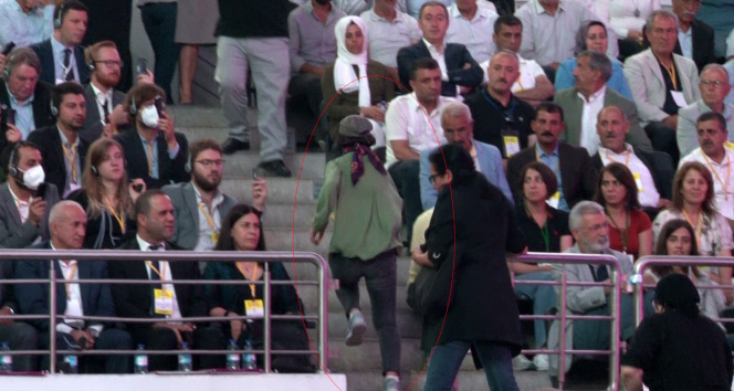 HDP kongresinde terörist başının posterini açmaya çalıştılar