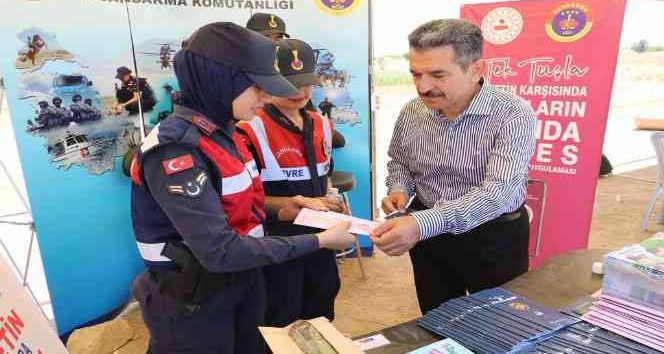 Jandarma Lavanta Festivali’nde vatandaşları kadına şiddete karşı bilgilendirdi