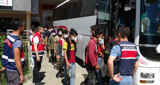 Edirnede yakalanan 363 göçmen sınır dışı edildi