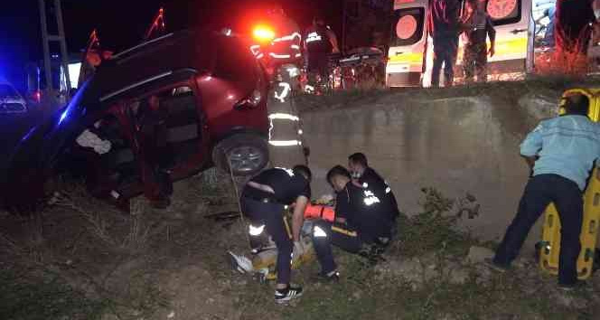 Otomobil dereye devrildi: 2 yaralı