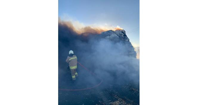 Presli saman balyası yüklü tır seyir halinde alev aldı