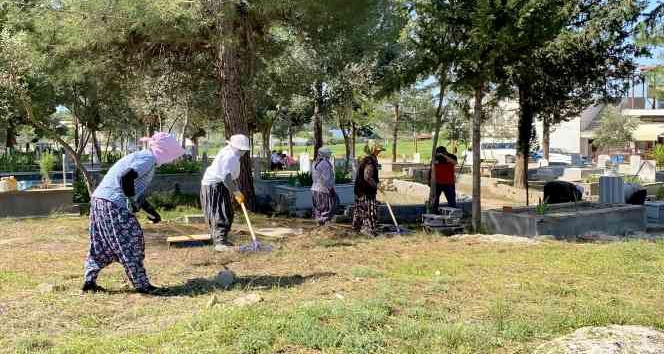 Mezarlıklarda bayram temizliği