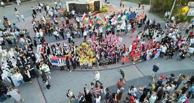 Yalova Uluslararası 2. Yürüyen Köşk Müzik ve Dans Çocuk Festivali başladı