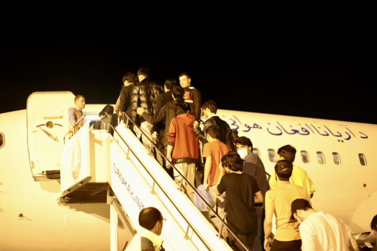 Ağrı&#039;da sınır dışı edilen 273 Afgan göçmen uçakla ülkelerine gönderildi