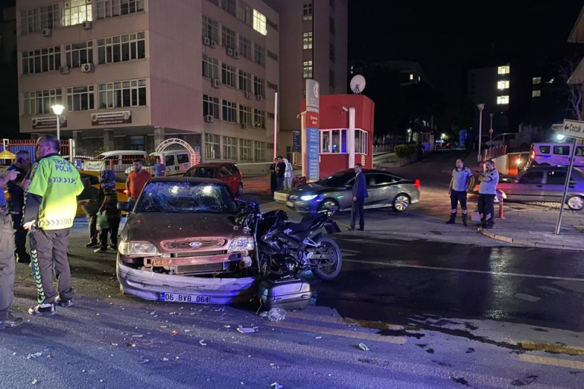 Ankara'da motosiklet otomobile ok gibi saplandı: 2 yaralı