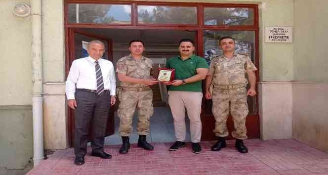 Jandarmalara plaketli uğurlama