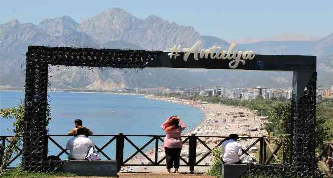 Antalya’nın simgelerinden çiçekli fotoğraf çerçevesi aşırı sıcaklara dayanamayarak kurudu