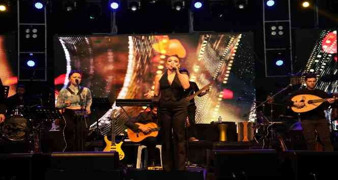 Ziynet Sali, Karamürsel’in kurtuluş gününe coşku kattı