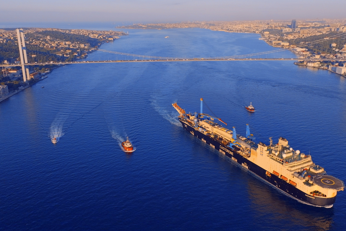 Doğalgazı karaya ulaştıracak dev gemi İstanbul boğazından geçti