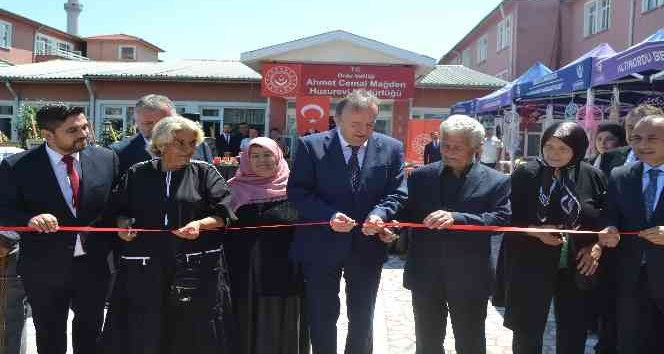 Bakan Yardımcısı Rıdvan Duran, huzurevi sakinlerince hazırlanan sergi açılışına katıldı