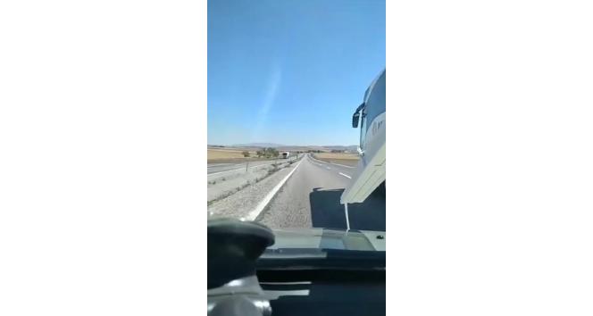 Sollamak isterken üzerine gelen otobüse çarpan otomobilin yaptığı kaza kamerada