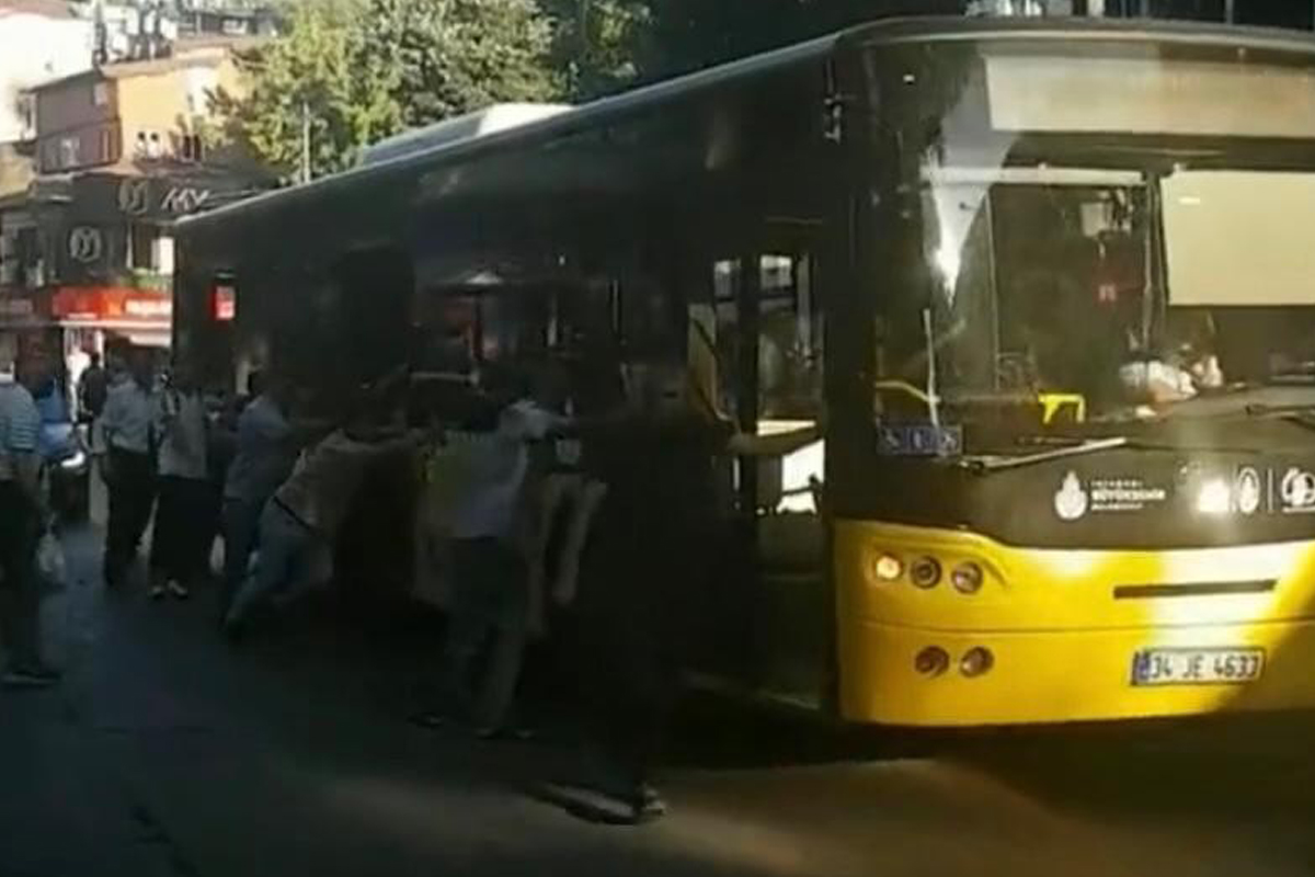 Çengelköy'de arızalanan İETT otobüsünü yolcular itti