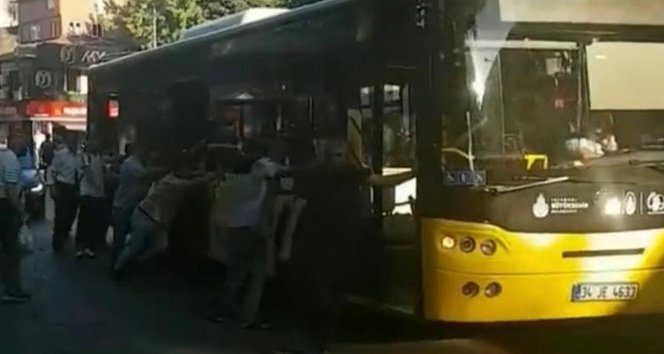 Çengelköyde arızalanan İETT otobüsünü yolcular itti