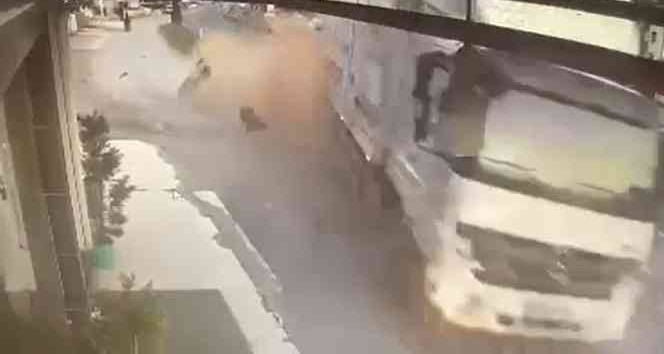 Yoldan çıkan kamyon 2 sıfır aracı pert etti