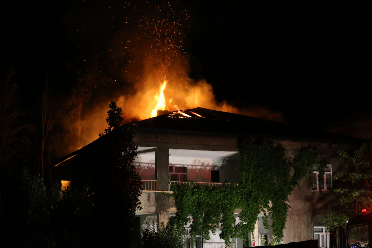 Muş'ta 2 katlı evin çatısında yangın çıktı