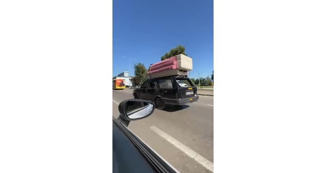 Ehliyetsiz sürücü otomobilin tavanında koltuk taşıdı