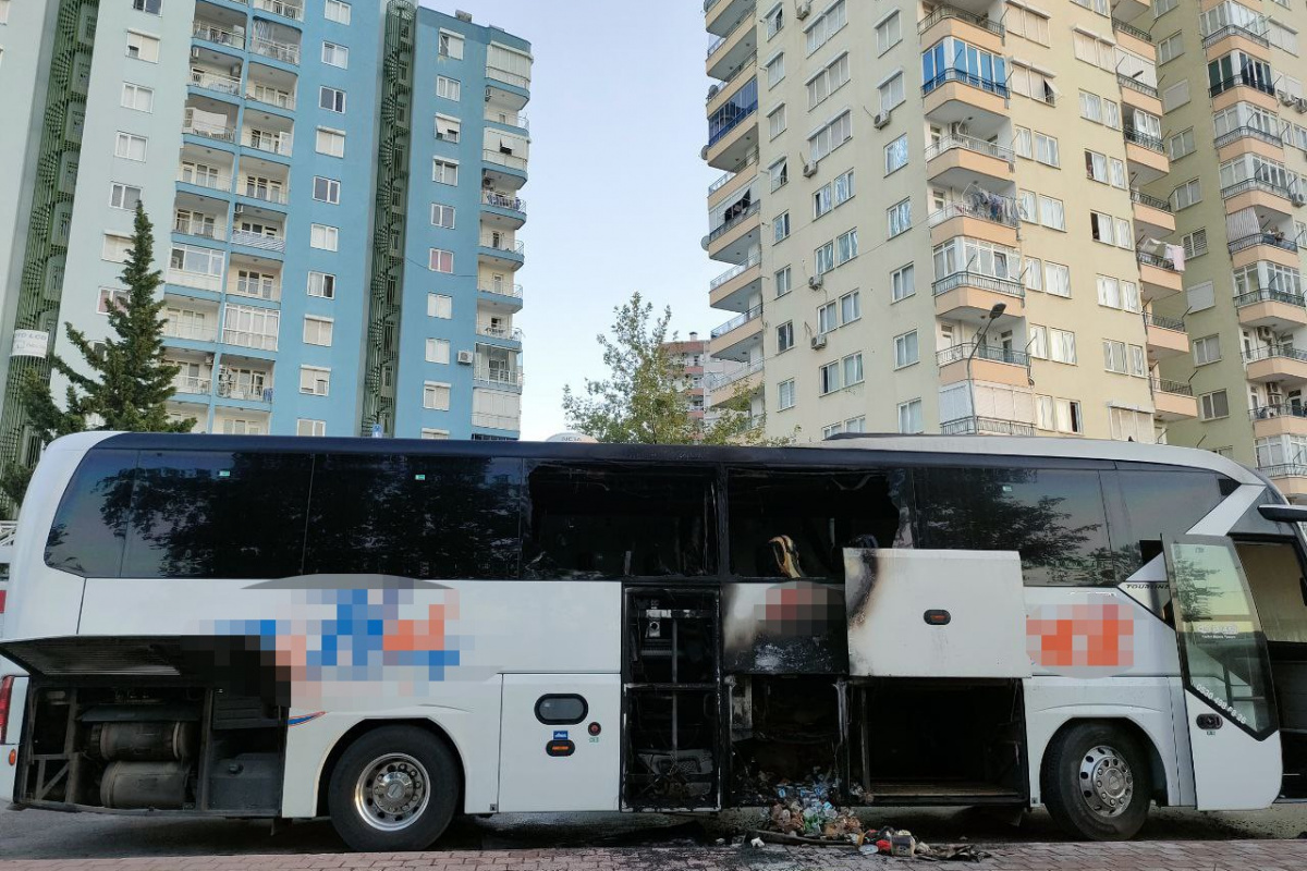 Antalya'da park halindeki boş yolcu otobüsünde yangın