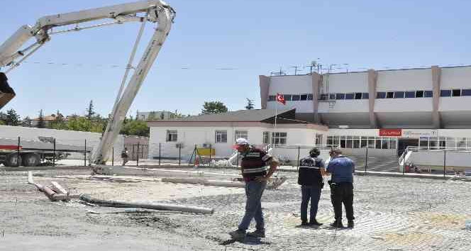 Karaman’da üzerine beton pompasının demir kolu düşen işçi ağır yaralandı