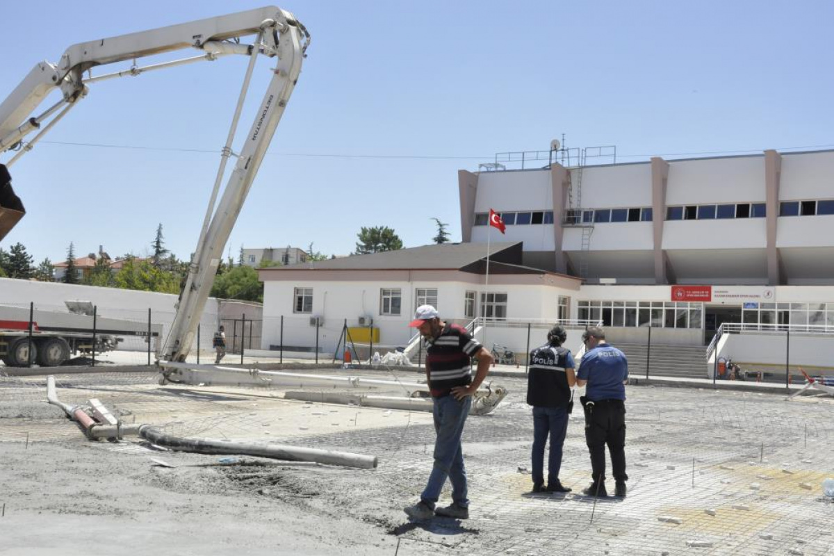 Karaman’da üzerine beton pompasının demir kolu düşen işçi ağır yaralandı