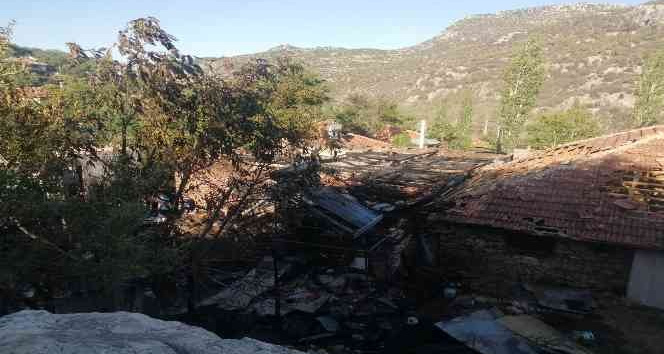 Burdur’da çıkan yangında ev kullanılmaz hale geldi, 1 ev ağır hasar aldı