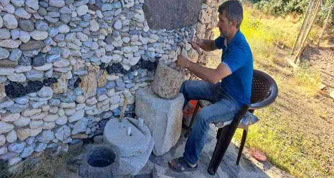 Adilcevazlı usta taş ve ahşaba şekil vererek eserler ortaya çıkarıyor