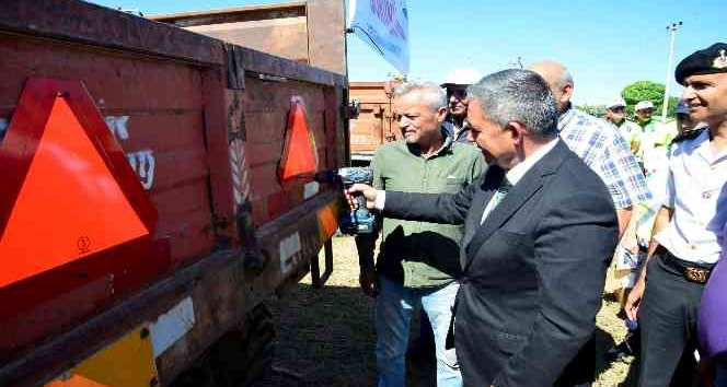 Vali Mete Buhara, traktör römorklarına reflektör taktı