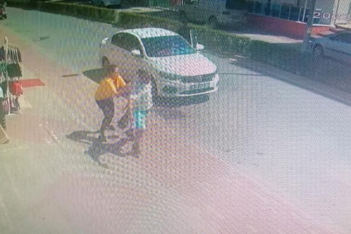 Kaşarları çalıp koşarken engel olmak isteyen mağaza çalışanı kadını sürükledi
