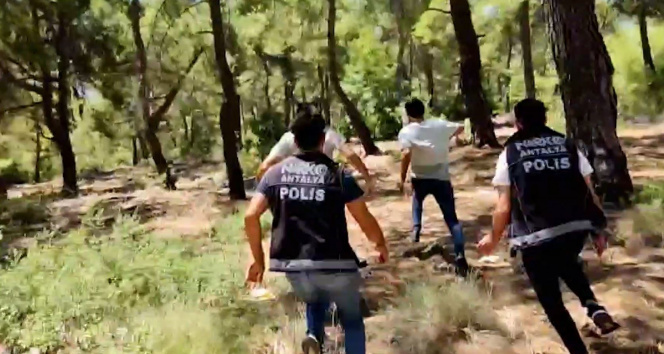 Polisin arabayla yöntemini kestiği narkotik tacirleri ormanda kovalamacayla yakalandı
