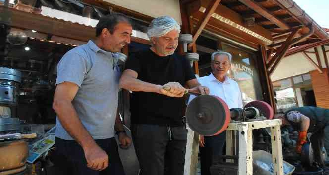 Behzat Uygur tezgah başına geçip bıçak biledi