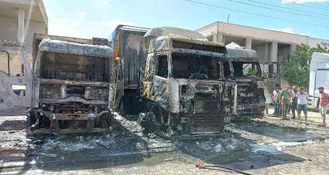 Mardin Galericiler Sitesi’nde çıkan yangında 2 tır, 1 kamyon yandı, 3 kişi yaralandı
