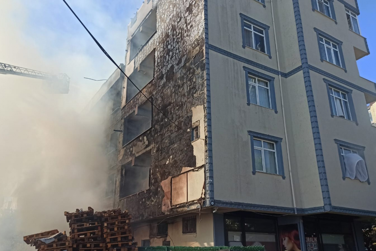 Sancaktepe'de 5 katlı binanın çatısında yangın çıktı