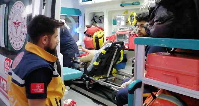 İki arkadaşın bıçaklı kavgası kanlı bitti: 1 yaralı