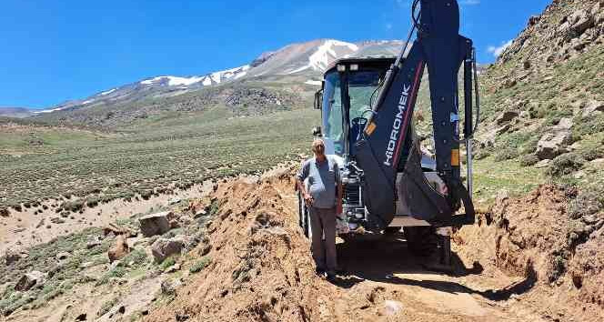Dağcılar için Süphan Dağı’nda yol açma çalışması
