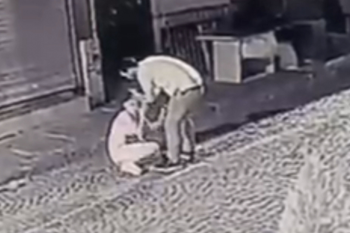 Fatih'te esnaf sokak ortasında kadını döven adamın burnunu kırdı