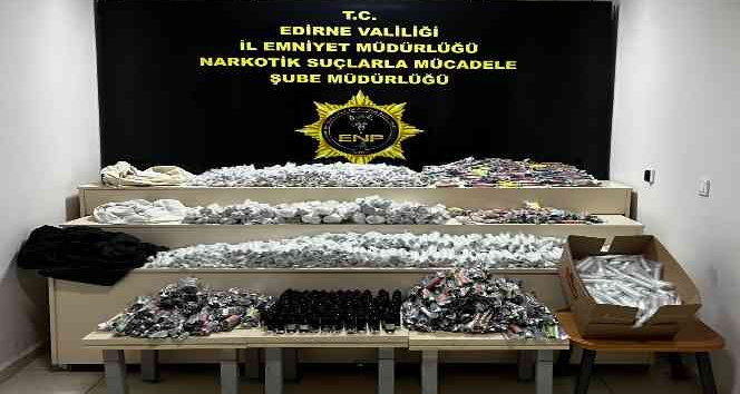 Bulgar plakalı lüks otomobillerde kaçak ürünler ele geçirildi