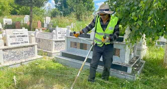 Belediyeden bayram öncesi mezarlık temizliği
