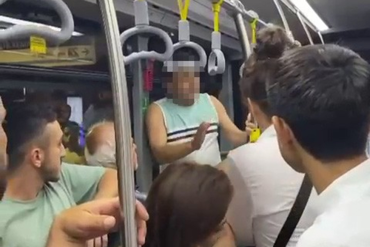 Metrobüste genç kadının fotoğrafını çekti, fark edilince 'Tamam sileceğim' dedi
