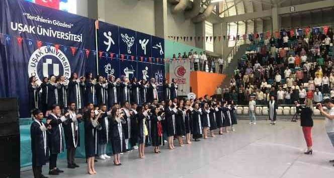 Uşak Üniversitesi öğrencileri, İstiklal Marşı’nı işaret diliyle okuyarak mezun oldu
