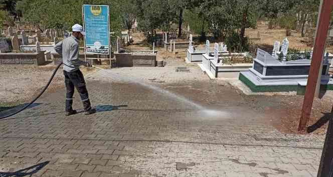 Bayram öncesi mezarlıklarda hummalı çalışma