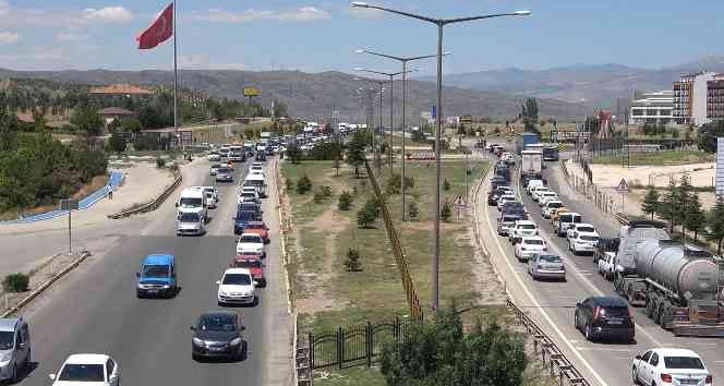 43 ilin geçiş noktasında trafik yoğunluğu sürüyor: Kilit kavşak havadan görüntülendi
