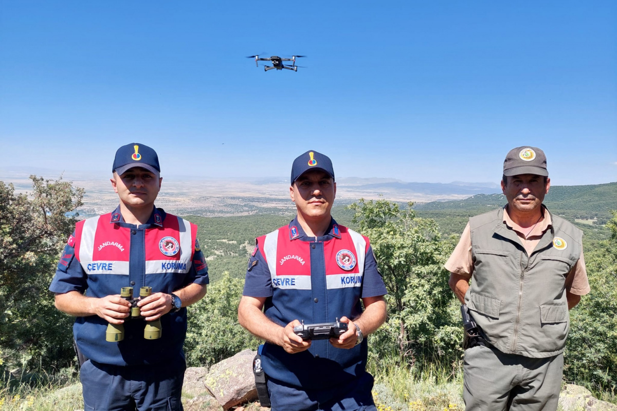 Jandarma yangınlara karşı ormanı dron ile denetliyor