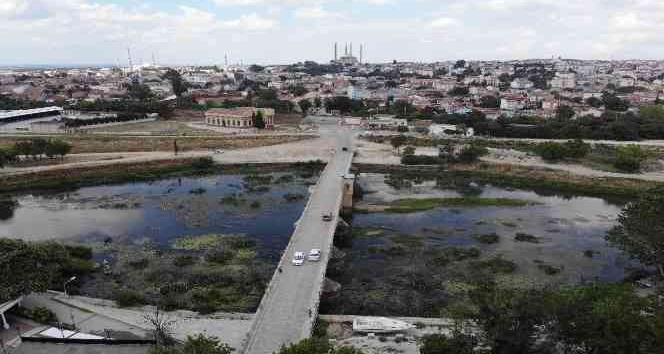 Tunca Nehri’nde debinin düşmesiyle adacıklar oluştu