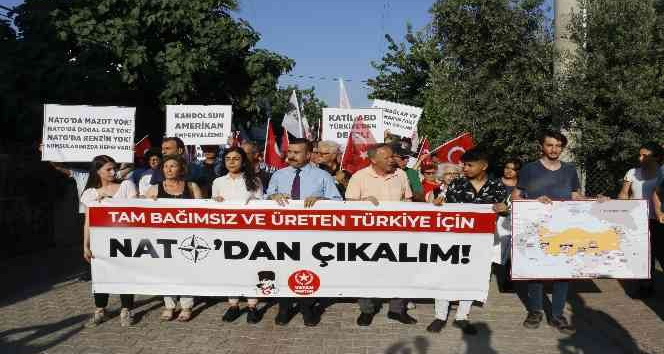 Vatan Partisi ve TGB, İncirlik Üssü önünde ’Türkiye NATO’dan çıksın’ diye eylem yaptı