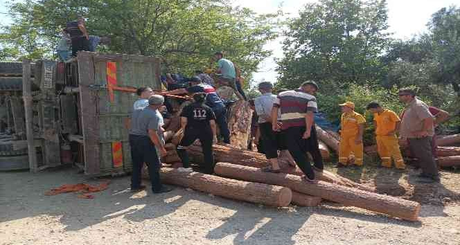 Kahramanmaraş’ta tomruk yüklü kamyon devrildi: 1 ölü, 2 yaralı