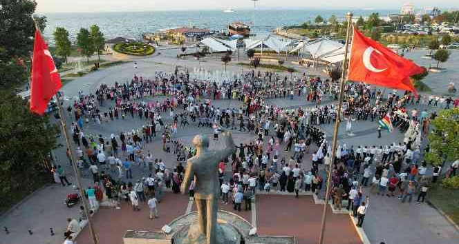 Yüzlerce Türk ve yabancı çocuk hep birlikte ‘atabarı’ oynadı