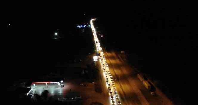 43 ilin geçiş güzergahında gece yarısı trafik yoğunluğu: Kuyruğun ucu bucağı görünmüyor