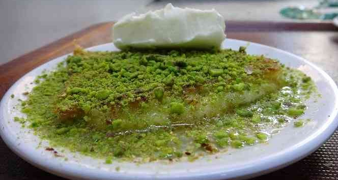 Hatay’ın meşhur tatlısı künefe, bayram sofralarının vazgeçilmezi