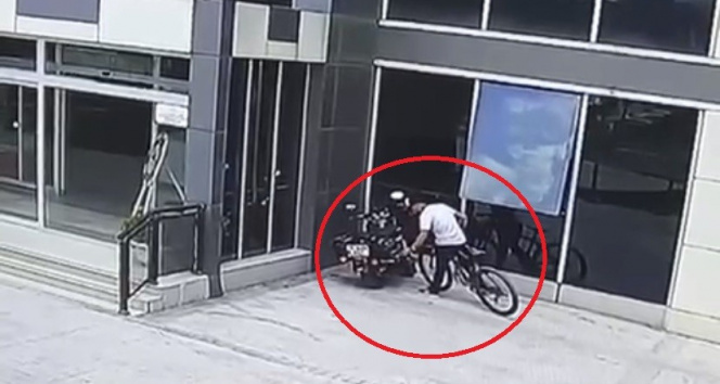 Hırsızlık yapmak isterken fark edilince arkasına bile bakmadan kaçtı